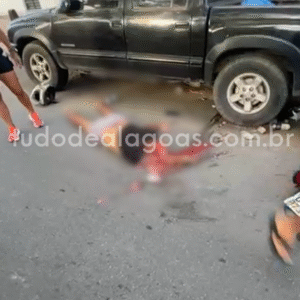 Motociclista tem cabeça esmagada após colisão com caminhão, no bairro Petrópolis, em Maceió
