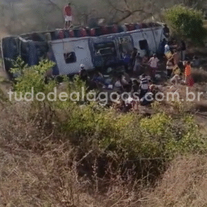 Vídeos: ônibus com romeiros de Coité do noia capota deixando mortos e feridos em São José da tapera-AL