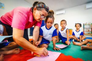 Gestão JHC amplia inclusão e garante mais 800 auxiliares de sala para estudantes da rede municipal