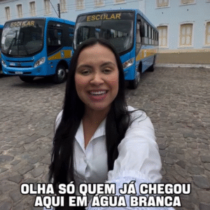 Prefeita apresenta novos ônibus no centro de Água Branca e destaca investimento de quase R$ 2 milhões