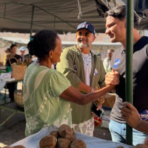 Marcos Beltrão é recebido com carinho pela população durante visita à feira livre de Penedo