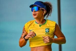 Médica é atropelada na Fernandes Lima e motociclista foge sem prestar socorro
