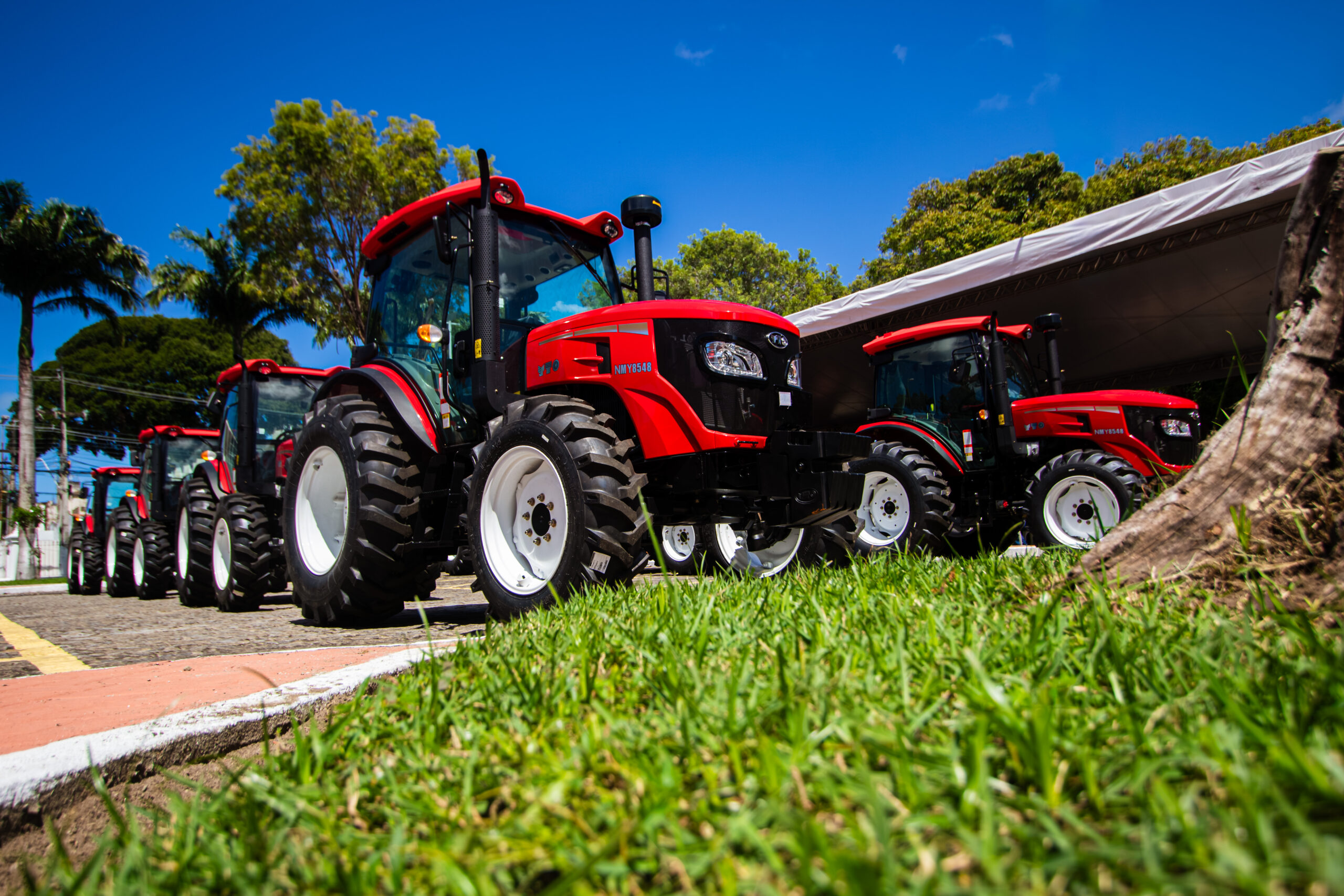Os novos tratores vao auxiliar na agricultura em Alagoas.