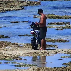 Homem é detido após trafegar com moto elétrica sobre corais na Ponta Verde