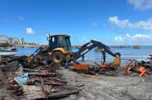 Segurança Cidadã remove estruturas irregulares no Centro Pesqueiro do Jaraguá