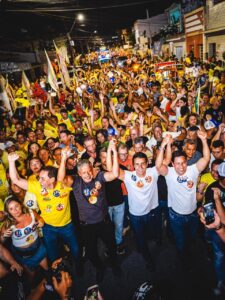 JHC, Arthur Lira e Kelmann Vieira arrastam multidão pelas ruas da Ponta da Terra, em Maceió