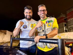 Leonardo Dias e Delegado Fabio Costa recebem apoio de moradores durante carreata no Jacintinho