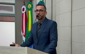 Lei de Leonardo Dias que autoriza motoristas por aplicativo a usar Faixa Azul em Maceió é promulgado. DMTT deve regulamentar.