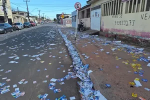 Santinhos de candidatos tomam ruas de Maceió no dia da votação